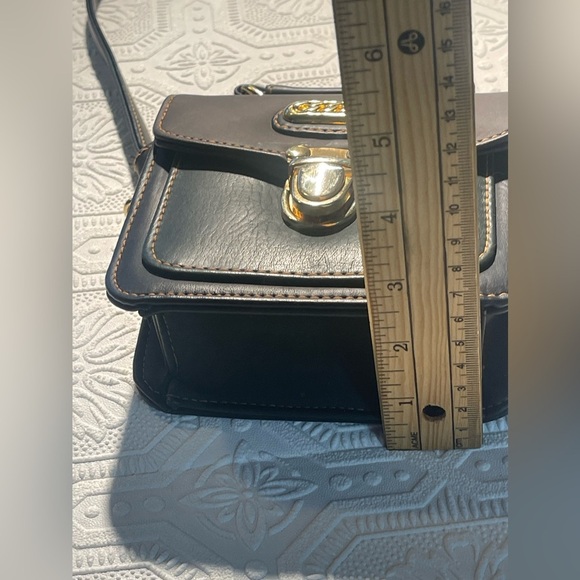 Vintage Veneta Dark Green and Brown Leather Shoulder Hand Bag with Gold Hardware - Picture 16 of 16